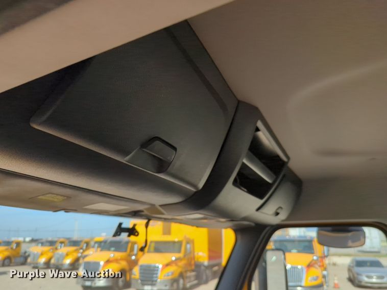 image for item NW9537 2020 Freightliner  Cascadia 126 semi truck