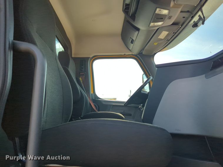 image for item NW9537 2020 Freightliner  Cascadia 126 semi truck