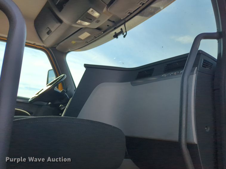 image for item NW9537 2020 Freightliner  Cascadia 126 semi truck