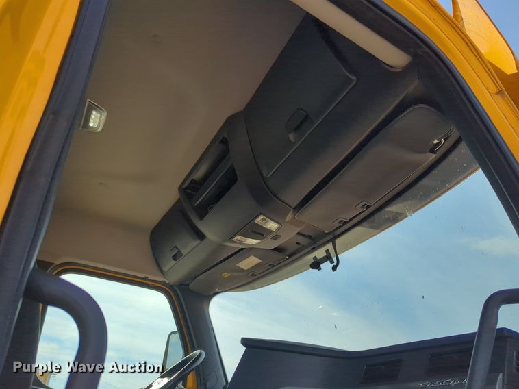 image for item NW9537 2020 Freightliner  Cascadia 126 semi truck