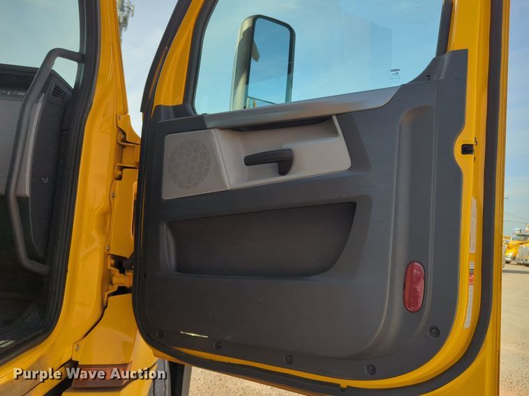 image for item NW9537 2020 Freightliner  Cascadia 126 semi truck