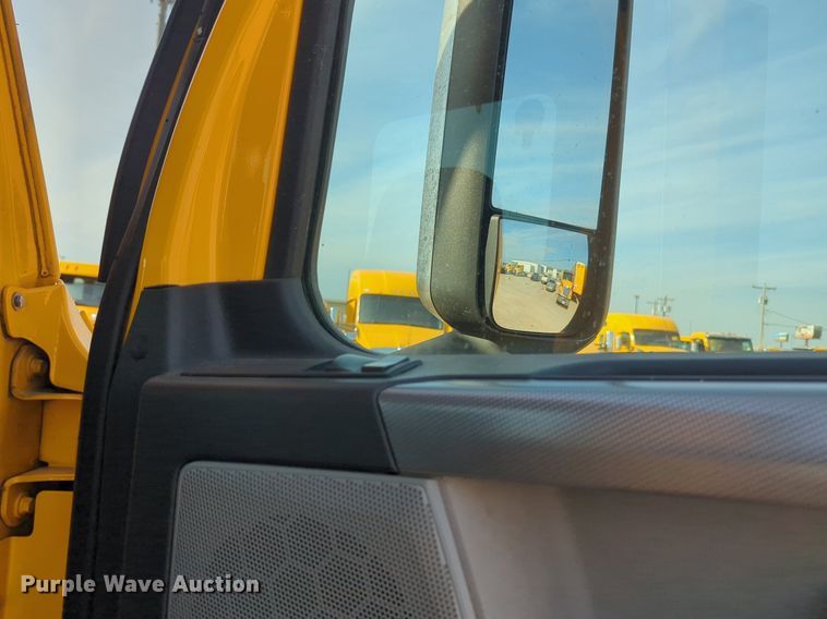 image for item NW9537 2020 Freightliner  Cascadia 126 semi truck