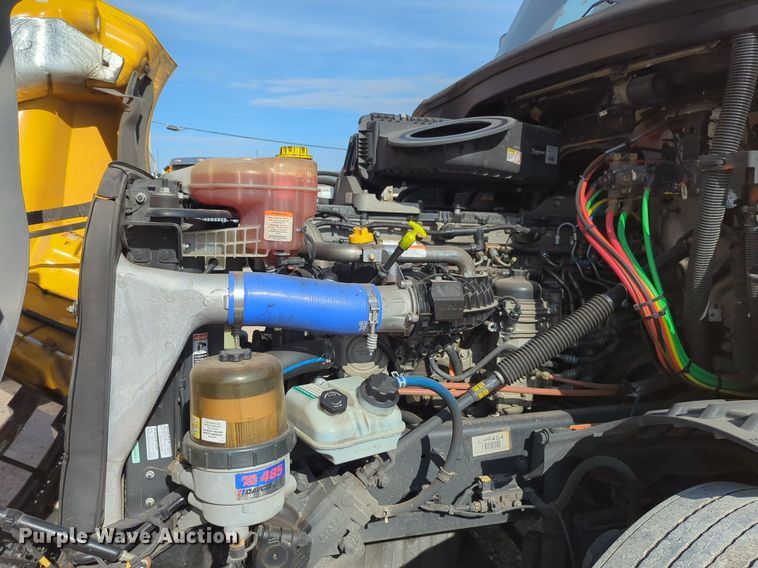 image for item NW9537 2020 Freightliner  Cascadia 126 semi truck