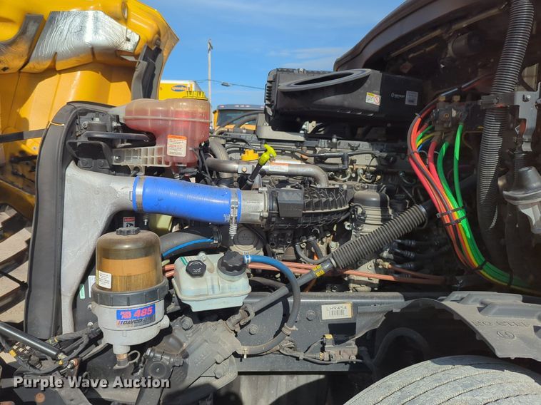 image for item NW9537 2020 Freightliner  Cascadia 126 semi truck