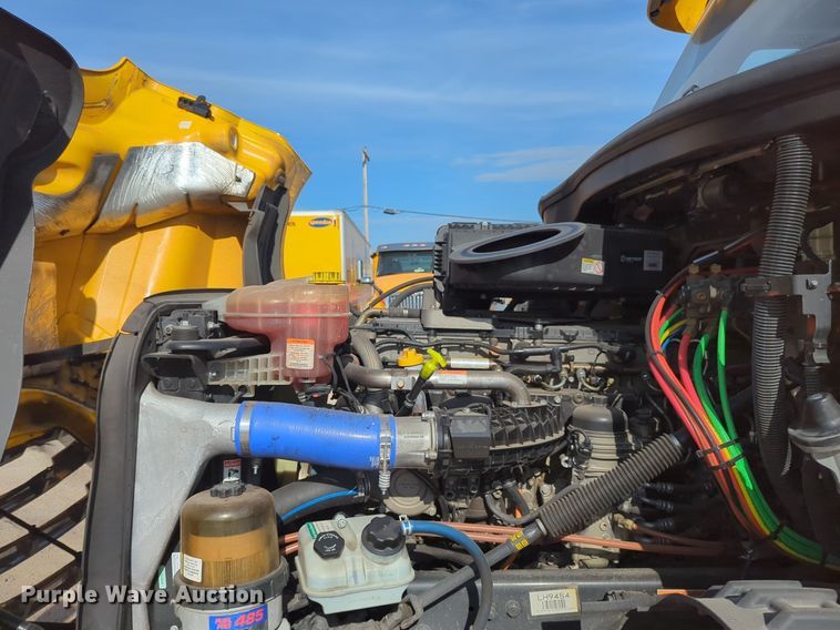 image for item NW9537 2020 Freightliner  Cascadia 126 semi truck