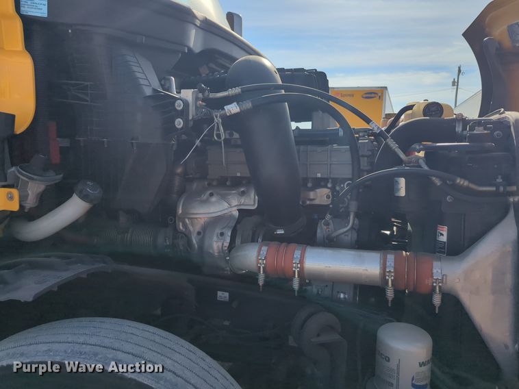 image for item NW9537 2020 Freightliner  Cascadia 126 semi truck