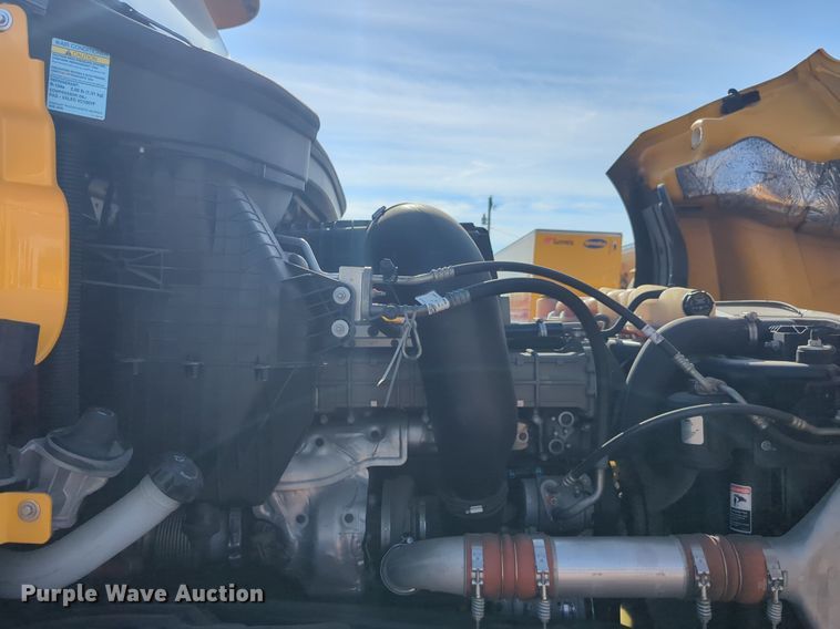 image for item NW9537 2020 Freightliner  Cascadia 126 semi truck