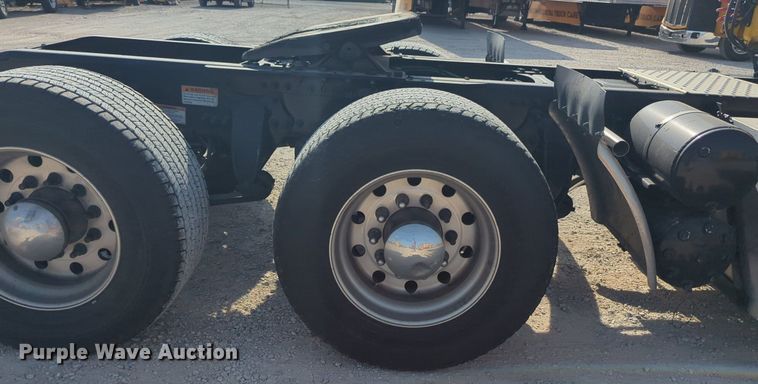 image for item NW9537 2020 Freightliner  Cascadia 126 semi truck