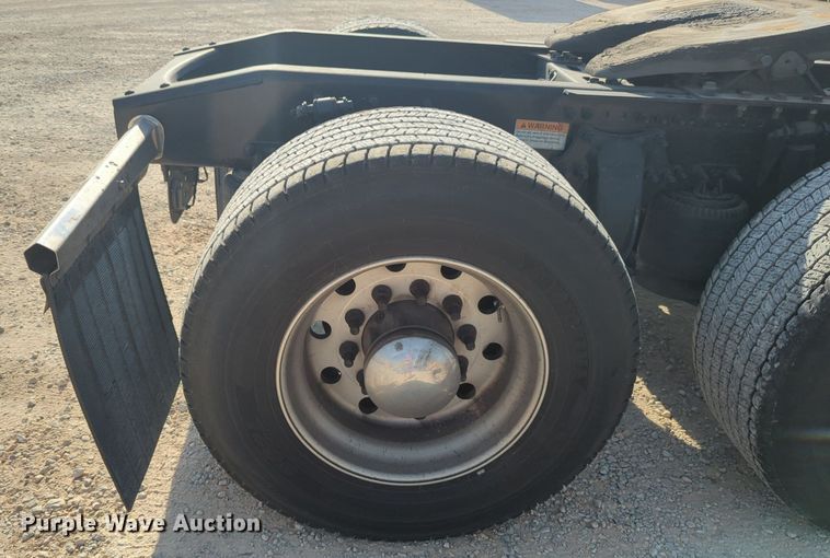 image for item NW9537 2020 Freightliner  Cascadia 126 semi truck