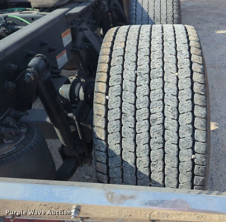 image for item NW9537 2020 Freightliner  Cascadia 126 semi truck