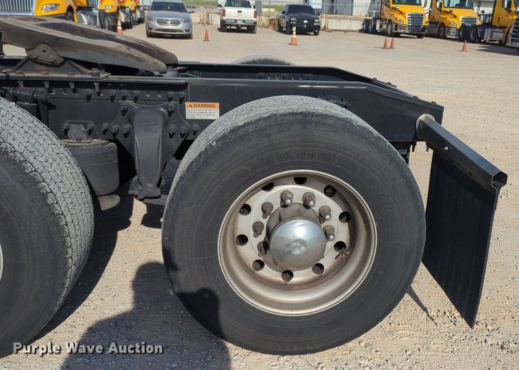 image for item NW9537 2020 Freightliner  Cascadia 126 semi truck