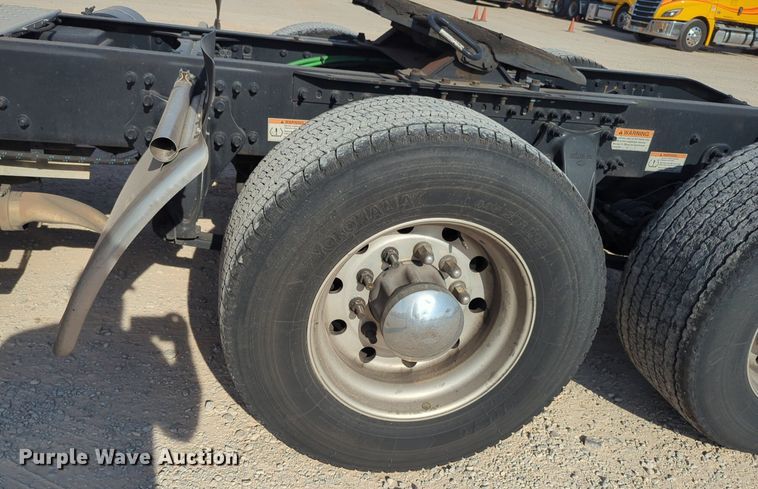 image for item NW9537 2020 Freightliner  Cascadia 126 semi truck