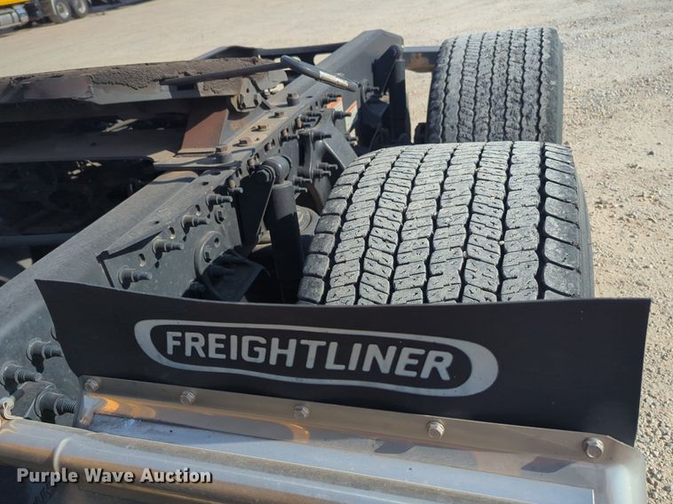 image for item NW9537 2020 Freightliner  Cascadia 126 semi truck