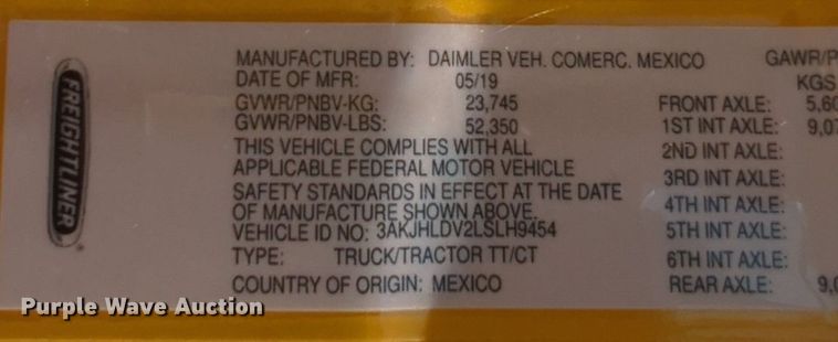image for item NW9537 2020 Freightliner  Cascadia 126 semi truck