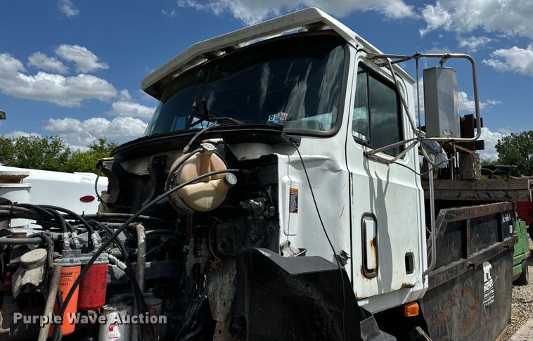 image for item OG9562 1999 Mack  CH600 semi cab 