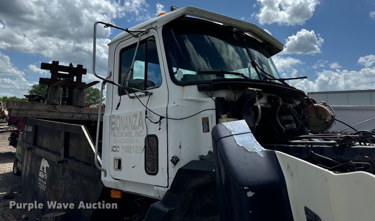 image for item OG9562 1999 Mack  CH600 semi cab 