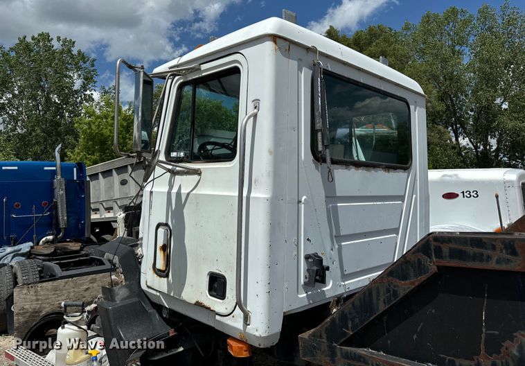 image for item OG9562 1999 Mack  CH600 semi cab 