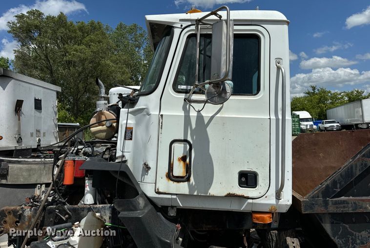 image for item OG9562 1999 Mack  CH600 semi cab 