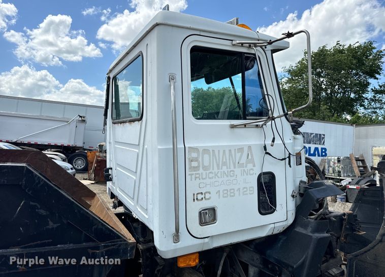 image for item OG9562 1999 Mack  CH600 semi cab 