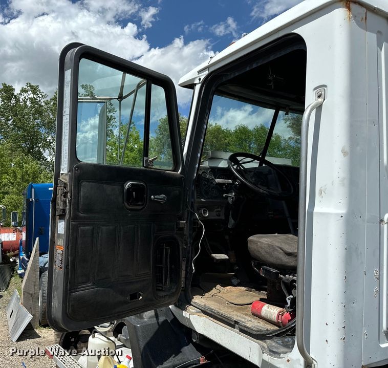 image for item OG9562 1999 Mack  CH600 semi cab 