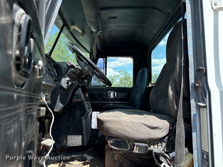 image for item OG9562 1999 Mack  CH600 semi cab 