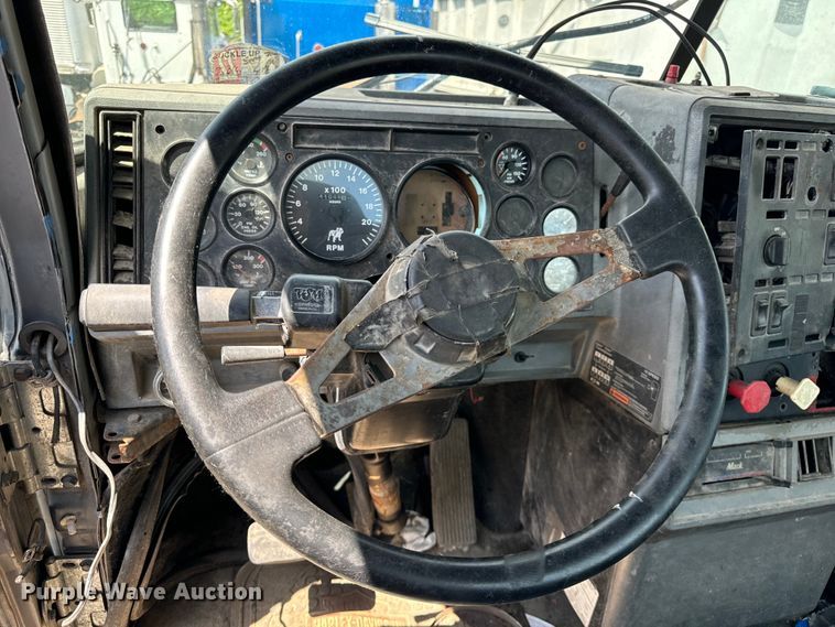 image for item OG9562 1999 Mack  CH600 semi cab 