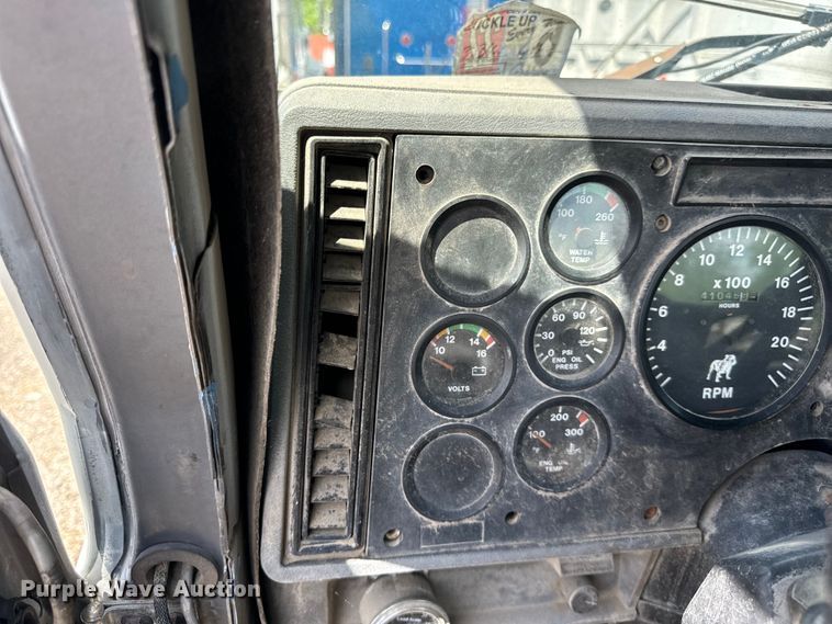 image for item OG9562 1999 Mack  CH600 semi cab 