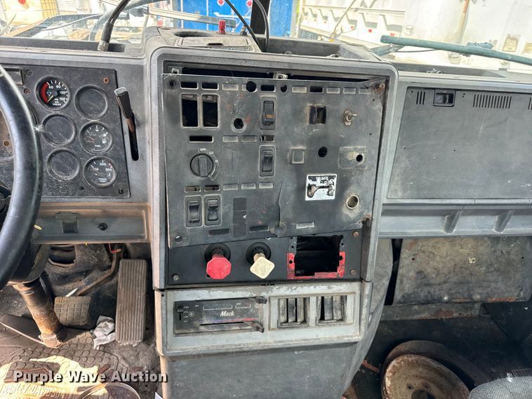 image for item OG9562 1999 Mack  CH600 semi cab 