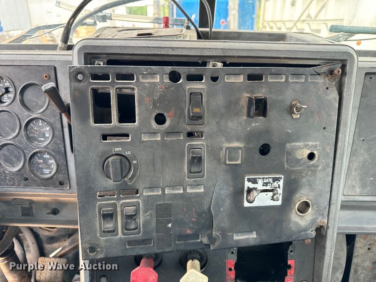 image for item OG9562 1999 Mack  CH600 semi cab 