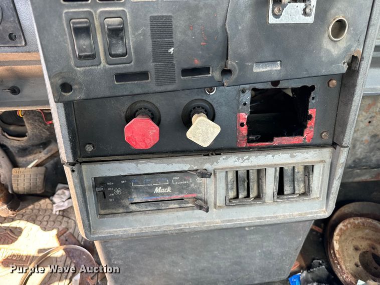 image for item OG9562 1999 Mack  CH600 semi cab 