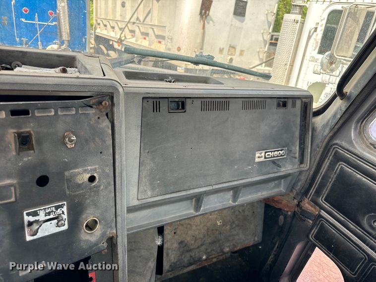 image for item OG9562 1999 Mack  CH600 semi cab 