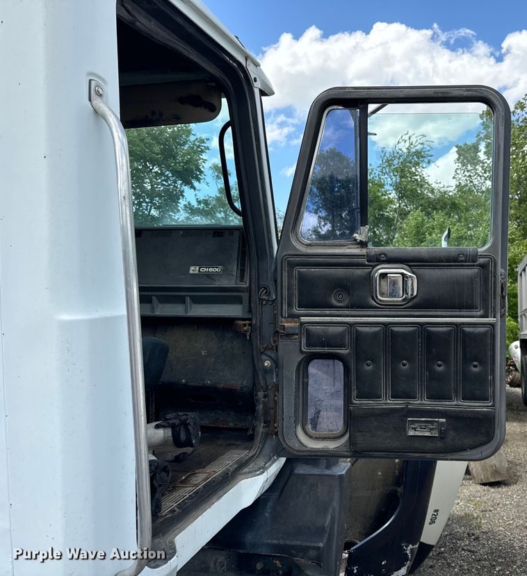 image for item OG9562 1999 Mack  CH600 semi cab 