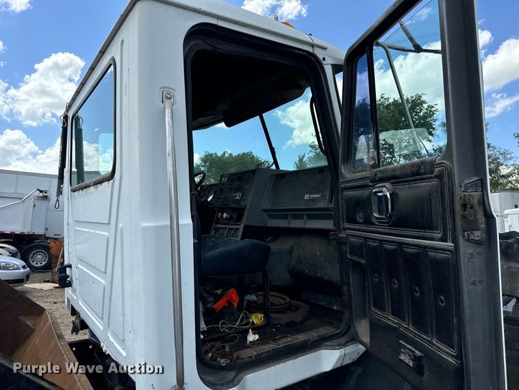 image for item OG9562 1999 Mack  CH600 semi cab 