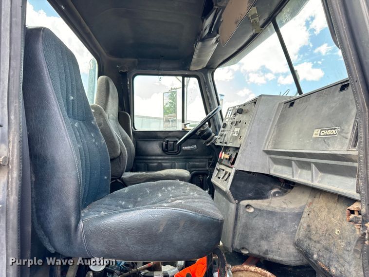 image for item OG9562 1999 Mack  CH600 semi cab 