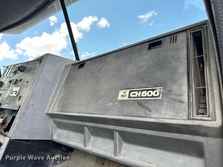 image for item OG9562 1999 Mack  CH600 semi cab 