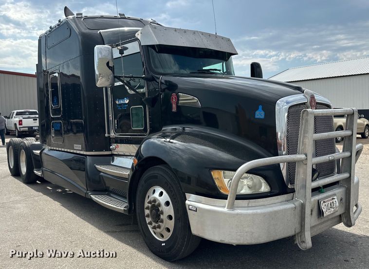 image for item OI9248 2009 Kenworth T600 semi truck