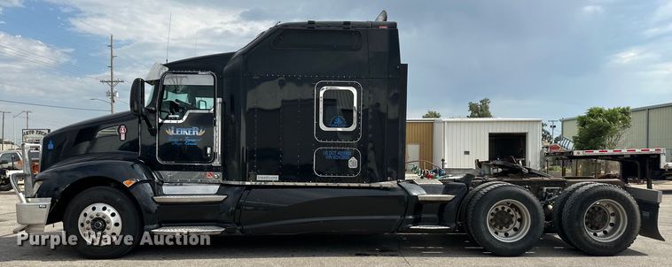image for item OI9248 2009 Kenworth T600 semi truck