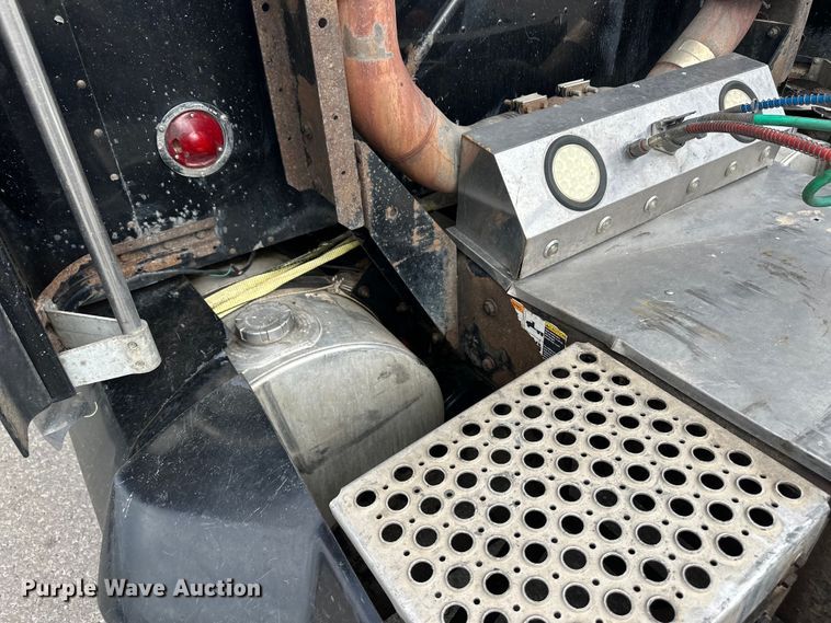 image for item OI9248 2009 Kenworth T600 semi truck