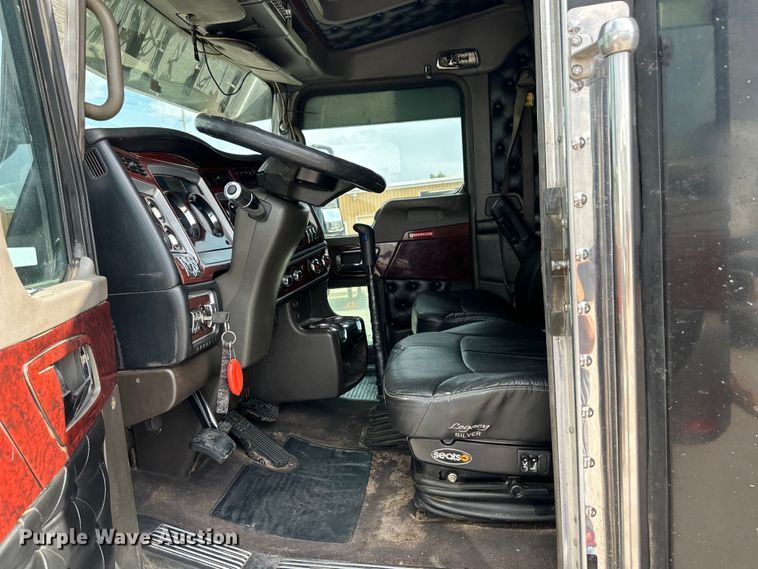 image for item OI9248 2009 Kenworth T600 semi truck