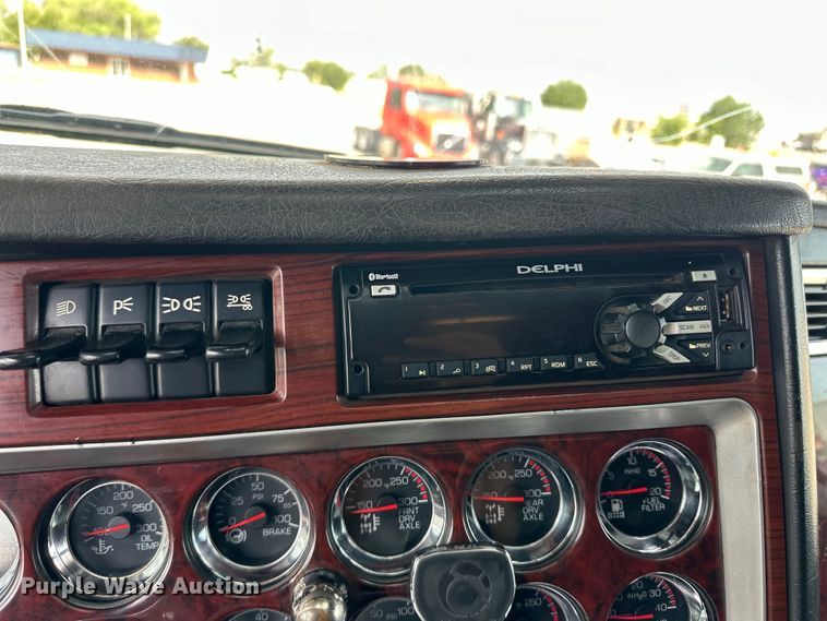 image for item OI9248 2009 Kenworth T600 semi truck