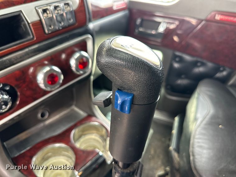 image for item OI9248 2009 Kenworth T600 semi truck