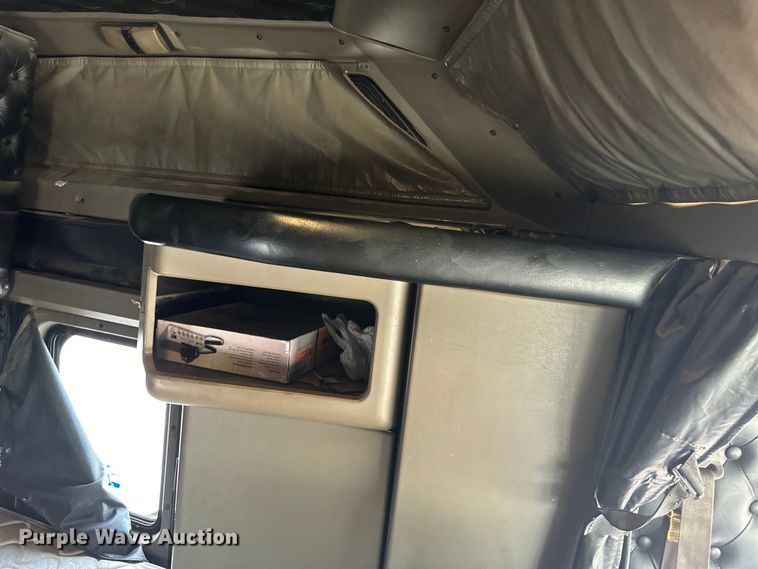 image for item OI9248 2009 Kenworth T600 semi truck