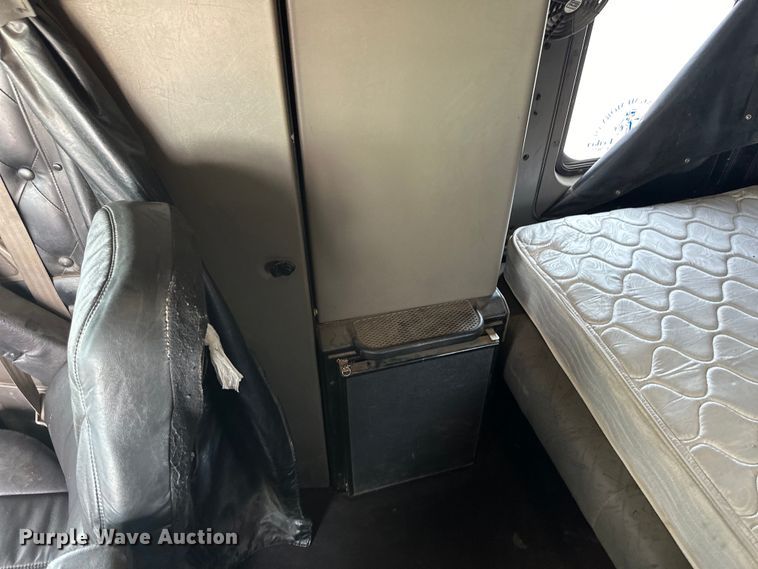 image for item OI9248 2009 Kenworth T600 semi truck