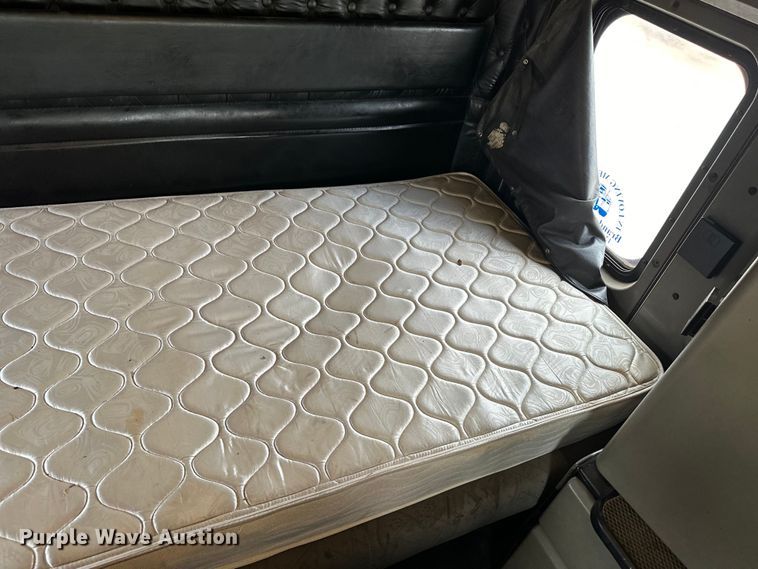 image for item OI9248 2009 Kenworth T600 semi truck