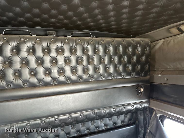 image for item OI9248 2009 Kenworth T600 semi truck