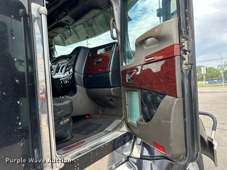 image for item OI9248 2009 Kenworth T600 semi truck