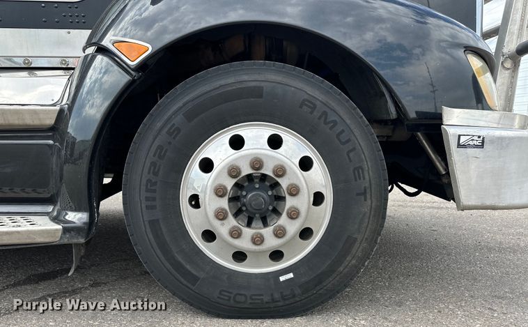 image for item OI9248 2009 Kenworth T600 semi truck