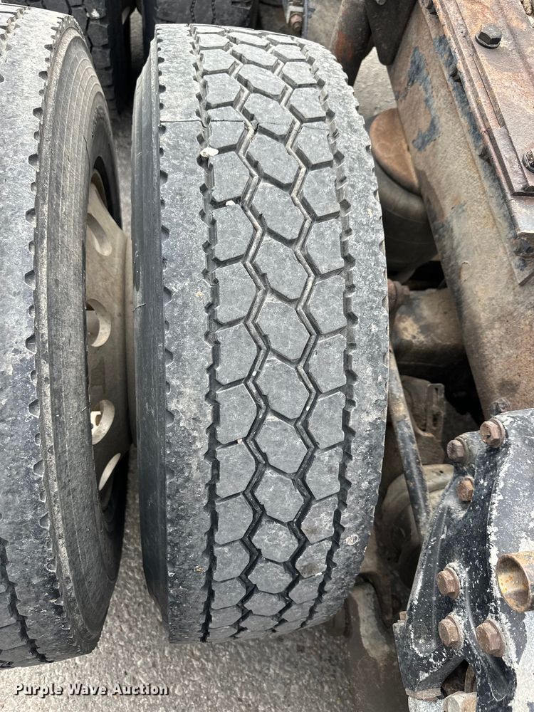 image for item OI9248 2009 Kenworth T600 semi truck