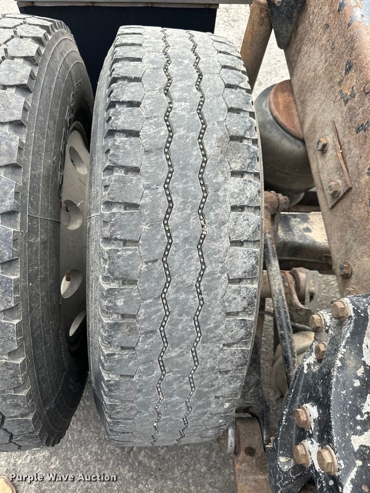 image for item OI9248 2009 Kenworth T600 semi truck