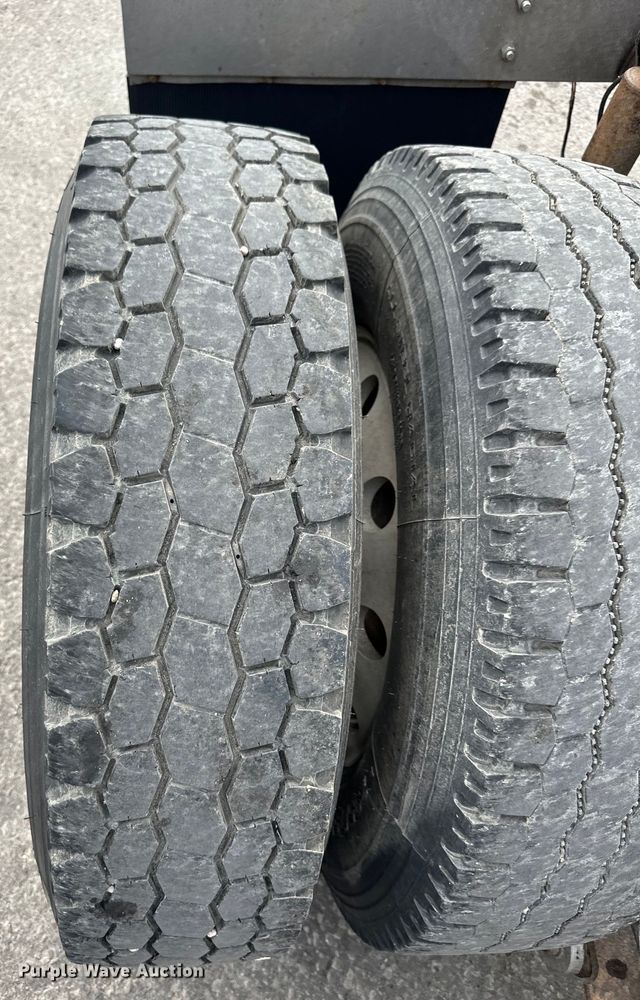 image for item OI9248 2009 Kenworth T600 semi truck